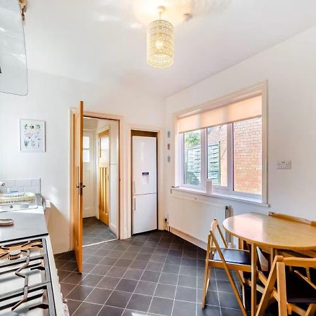 Large 5 Bed House In Scarborough Near The Beach, Large Garden & Hot Tub Exterior foto